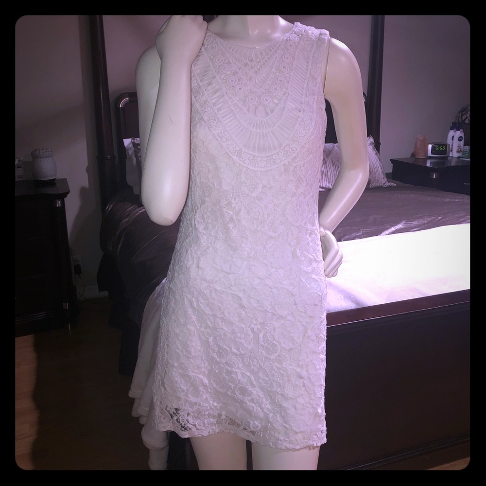 Beautiful sleeveless white lace dress size medium